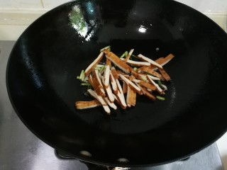 5、西葫芦香干,放入香干翻炒片刻