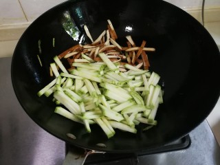 6、西葫芦香干,放入西葫芦翻炒片刻