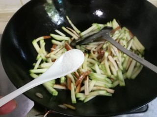 8、西葫芦香干,放入半小勺糖