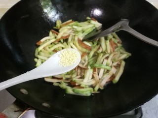 10、西葫芦香干,放入少许鸡精拌匀