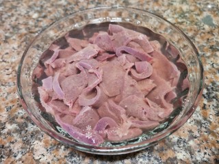 2、韭菜炒猪肝,将猪肝冲洗几遍，然后切片用淡盐水或者白醋水浸泡一会儿再用水冲洗干净。