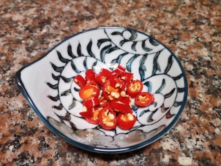 3、韭菜炒猪肝,将小米辣切成小圈。