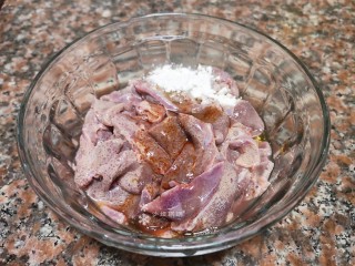 4、韭菜炒猪肝,洗好的猪肝加入适量淀粉、生抽、料酒、花椒油拌匀。