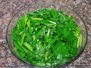 5、韭菜炒猪肝,将韭菜切段用淡盐水浸泡一会儿洗净捞出沥干水分。