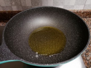 6、韭菜炒猪肝,热锅倒油烧至八成热。