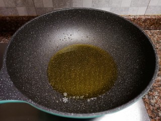 9、韭菜炒猪肝,再次热锅倒油烧至八成热。