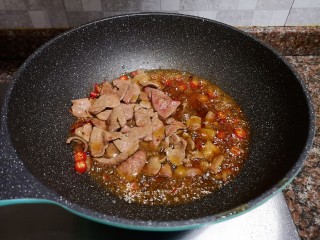 11、韭菜炒猪肝,放入猪肝翻炒均匀。