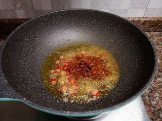 10、韭菜炒猪肝,放入风味水豆豉和小米辣翻炒出香味。