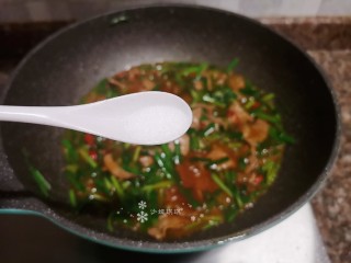 14、韭菜炒猪肝,放入适量盐翻炒均匀。