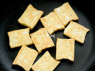 6、照烧黄金豆腐 不只鸡腿能照烧 换成豆腐味道一样棒 家常照烧味,豆腐比较多，一次没有煎完，又煎了一小锅，这次用相机拍的，正确的白平衡下豆腐的颜色是金黄的。