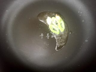 8、照烧黄金豆腐 不只鸡腿能照烧 换成豆腐味道一样棒 家常照烧味,锅内放一点油，把几片葱爆香后捞出。