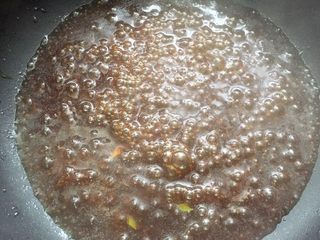 10、照烧黄金豆腐 不只鸡腿能照烧 换成豆腐味道一样棒 家常照烧味,开大火烧开。