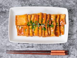 13、照烧黄金豆腐 不只鸡腿能照烧 换成豆腐味道一样棒 家常照烧味, 盛盘撒葱碎做装饰。