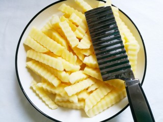 2、好吃到哭的凉拌狼牙土豆,用波浪切片器切成琅琊状。