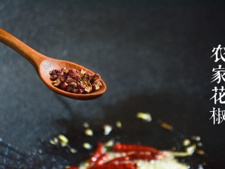 5、芋儿鸡,另起油锅，放入姜末，蒜片，干辣椒，三生川农家花椒炒香后，再放入泡菜炒香。