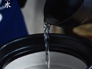 7、芋儿鸡,将炒好的鸡肉铺在锅底，倒入清水，水量没过鸡肉，大火烧开转中火。