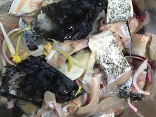 1、老坛酸菜鱼,鱼宰杀洗净，用盐葱姜腌制好