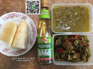 3、老坛酸菜鱼,准备脆萝卜片（老盐水泡2天就可以了）、酸味汁（海天苹果醋+海天白醋）、酸菜酱（泡野山椒+酸菜梗）、酸菜（泡红椒+酸菜）