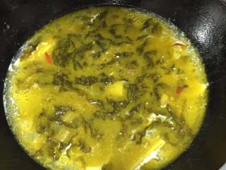 4、老坛酸菜鱼,放入酸菜酱、酸菜、脆萝卜片、酸味汁，熬出味道。追求鲜味可以放入适量的，白胡椒粉、白糖、鸡精、味精