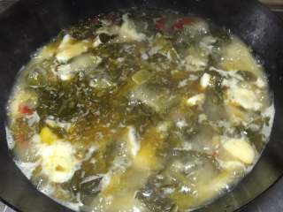 5、老坛酸菜鱼,下入鱼片煮熟