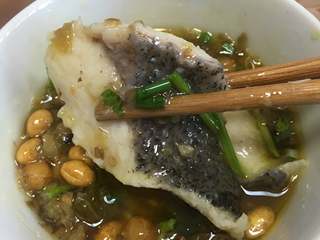 7、老坛酸菜鱼,准备味碟，根据个人喜好放入调味料，打点鱼汤上的浮油在里面。喜欢吃辣的可以再放点新鲜的小米辣