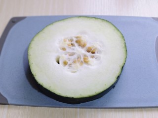1、虾蓉蒸冬瓜,首先处理冬瓜，将冬瓜用温水清洗干净放砧板上。