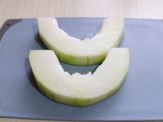 2、虾蓉蒸冬瓜,去皮，去瓤，将一块冬瓜切两半，如图。