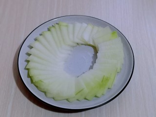 4、虾蓉蒸冬瓜,摆盘，记得中间留出空间哈，也可以根据个人喜欢，自由发挥。