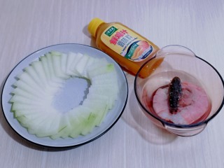 5、虾蓉蒸冬瓜,准备好太太乐鲜鸡汁，红虾，海参放冷水中泡10分钟，使其自然化冻。