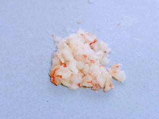 6、虾蓉蒸冬瓜,化冻的红虾去皮，去虾线，再切碎。