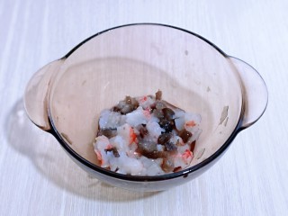 8、虾蓉蒸冬瓜,切好的海参及红虾放入玻璃器具中，加入料酒，腌制10分钟。
