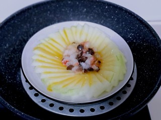 11、虾蓉蒸冬瓜,入蒸锅，隔水蒸，上汽后转中小火15分钟即可出锅。