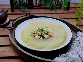 12、虾蓉蒸冬瓜,出锅撒上切好的葱花。