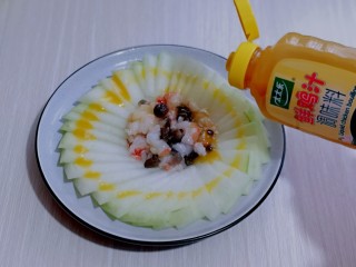 10、虾蓉蒸冬瓜,再挤上太太乐鲜鸡汁，无需做任何调味，挤上鸡汁即可。(味道出乎意料的美呦)