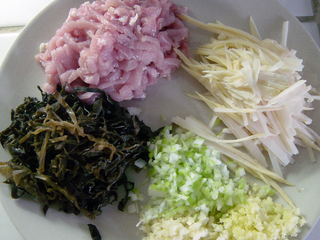 1、鱼香肉丝,将干木耳用温水泡发，切丝；玉兰片切丝；葱去老叶根须洗净沥干切成葱花，蒜去皮洗净切成蒜末，姜去皮洗净切成姜末；将肥三瘦七的猪肉切成约6.6厘米长、0.3厘米粗的肉丝，加1克盐、10毫升湿淀粉拌匀腌制。