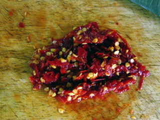 2、鱼香肉丝,将泡红辣椒剁碎。