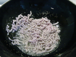 4、鱼香肉丝,锅烧热，放入油，倒入肉丝炒散。