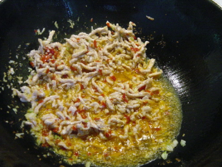 5、鱼香肉丝,加泡红辣椒末、蒜末、姜末炒香。