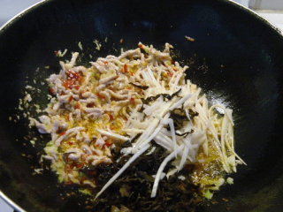 6、鱼香肉丝,加木耳丝、玉兰丝翻炒几下。