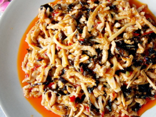 7、鱼香肉丝,倒入芡汁和葱花炒匀即可。