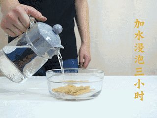 1、吃了这根辣条！就是儿时魂牵梦萦的味道！,先将腐竹浸泡三个小时