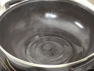 2、吃了这根辣条！就是儿时魂牵梦萦的味道！,在油锅中爆一下