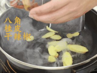 3、吃了这根辣条！就是儿时魂牵梦萦的味道！,油锅中倒入八角、桂皮、干辣椒