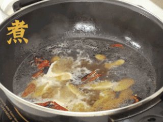 4、吃了这根辣条！就是儿时魂牵梦萦的味道！,倒入清水和腐竹熬煮入味