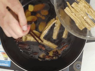 5、吃了这根辣条！就是儿时魂牵梦萦的味道！,捞出入味的辣条