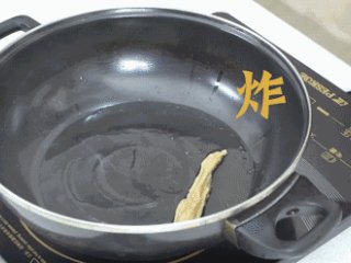 6、吃了这根辣条！就是儿时魂牵梦萦的味道！,腐竹加入油锅中炸至金黄