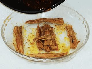 7、吃了这根辣条！就是儿时魂牵梦萦的味道！,炸好装进盘中，倒入汤汁