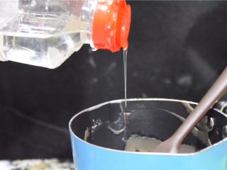 2、巧克力甘纳许玫瑰花-特别的爱给特别的你,巧克力溶化后，加入水饴，也就是玉米糖浆。如果想加入香精，这个时候就可以一同加进去了。