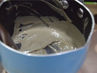 3、巧克力甘纳许玫瑰花-特别的爱给特别的你,看一下状态，搅拌后巧克力变得浓稠起来。