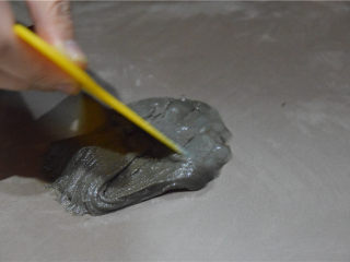 4、巧克力甘纳许玫瑰花-特别的爱给特别的你,倒入不沾烤盘上进行冷却混合。反复搅拌。